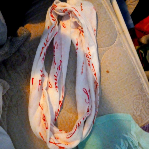 White scarf with "Love me xoxo" in pink letters - Picture 1 of 3